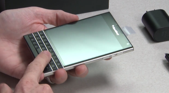 BlackBerry Passport, ein Smartphone mit einem quadratischen Bildschirm und physische Tastatur