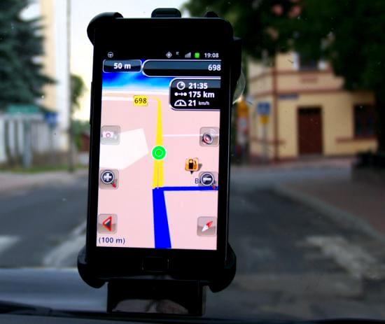Der Androide das Auto: schlie an Smartphone zu dem Auto