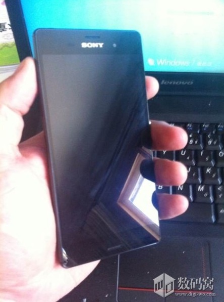 Stark Smartphone Sony unterwegs - oder das ist Xperia Z3?