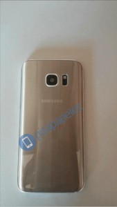 Samsung Galaxy S7 mit einem Gold fotografiert