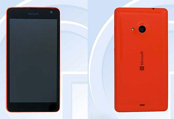 Foto des ersten Lumia Smartphone mit Microsoft-Logo