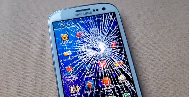 Samsung tauscht die zersprungen kleine Scheibe in Smartphone